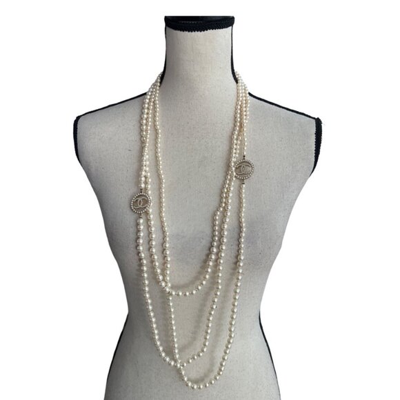 Chanel long pearl CC logo medallions 3 strain necklace - Picture 1 of 6